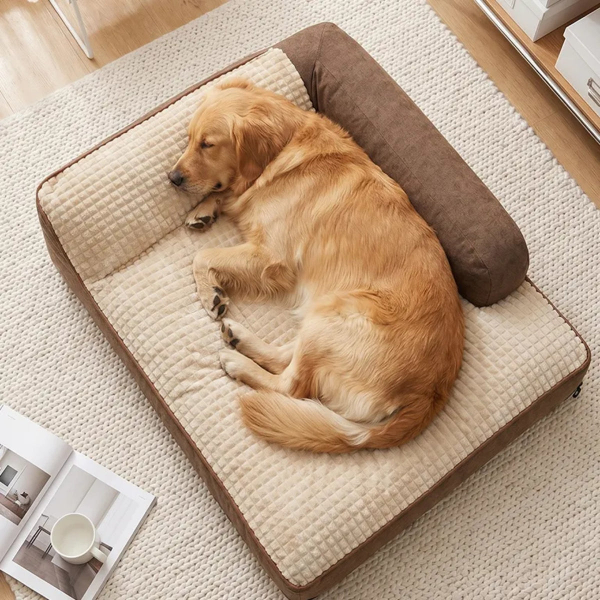 Chien allongé sur le nouveau panier Nuage marron et crème